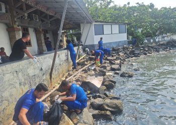 Satpolairud Polres Kepulauan Seribu Gelar Aksi Bersih Pantai di Marina Ancol