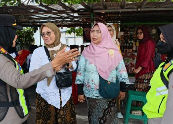 Polwan Polres Metro Bekasi Humanis Kawal Aksi Perempuan Metal FSPMI di Hari Kartini