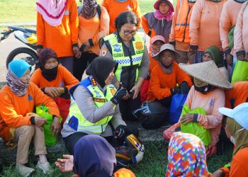 Kapolres Metro Bekasi Salurkan 400 Paket Sembako untuk Perempuan Pejuang di Hari Kartini