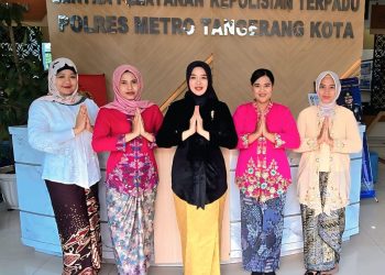 Hari Kartini, Polwan Berkebaya Layani Warga di Polda Metro Jaya