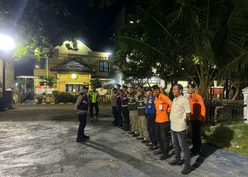 Patroli Malam Gabungan, Polsek Kepulauan Seribu Utara Gencarkan Siskamling dan Sosialisasi Layanan 110