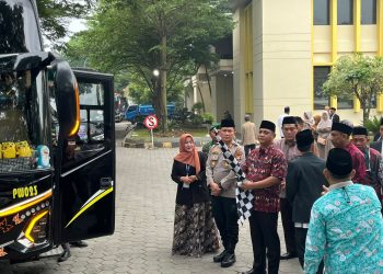 Polsek Cikarang Pusat Kawal Khidmat Pelepasan Jamaah Haji Kabupaten Bekasi, Pastikan Perjalanan Aman dan Lancar