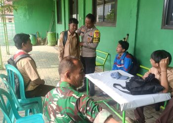 Bhabinkamtibmas Desa Setiamekar Sambangi Pelajar Saat Patroli Wilayah, Sampaikan Pesan Kamtibmas dan Motivasi Belajar