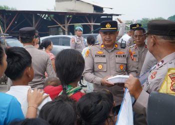 Wakapolres Metro Jakut Bagikan 250 Paket Makanan Gratis di Kampung Kerang Hijau