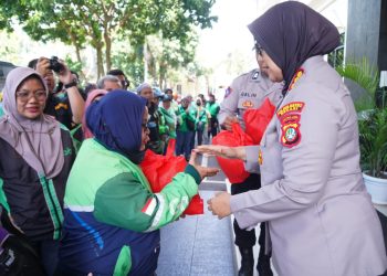 Polri Untuk Masyarakat: Polres Metro Bekasi Gelar Bakti Sosial Bagikan 300 Sembako keBerbagai Elemen  Potmas