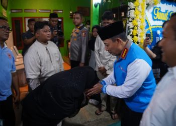 Kapolres Metro Bekasi Dampingi Kapolri dan Kapolda Metro Jaya Takziah ke Kediaman Korban Penyiraman Air Keras di Tambun Selatan