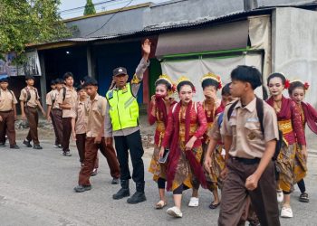 Polisi Bantu Seberangkan Pelajar di Depan SMPN 1 Pebayuran, Wujud Pelayanan Humanis di Pagi Hari