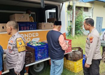 Polsek Metro Penjaringan Hadir untuk Warga, Ribuan Paket Makanan Dibagikan di Kapuk Muara