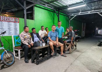 Bhabinkamtibmas Kelurahan Kebalen Dorong Warga Aktifkan Pos Kamling untuk Cegah Kejahatan dan Kenakalan Remaja