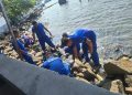 Satpolairud Polres Kepulauan Seribu Gelar Aksi Bersih Pantai di Marina Ancol