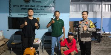 Pastikan Kualitas Layanan Publik, Polsek Jatiasih Sambangi Relawan SPPG Jatikramat Malam Hari