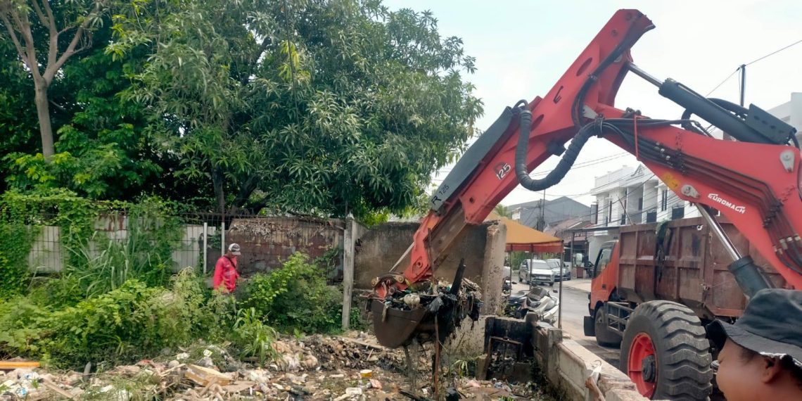 Antisipasi Banjir, Polsek Medan Satria Terjun ke Sungai Bersihkan Sampah dan Lumpur