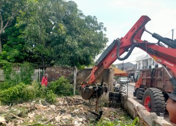 Antisipasi Banjir, Polsek Medan Satria Terjun ke Sungai Bersihkan Sampah dan Lumpur