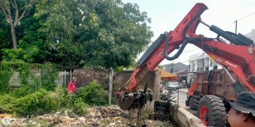 Antisipasi Banjir, Polsek Medan Satria Terjun ke Sungai Bersihkan Sampah dan Lumpur