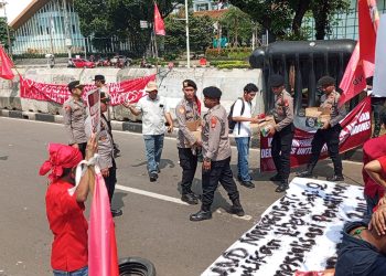 Di Tengah Aksi Penyampaian Aspirasi, Polisi Bagikan Air Mineral dan Snack untuk Massa