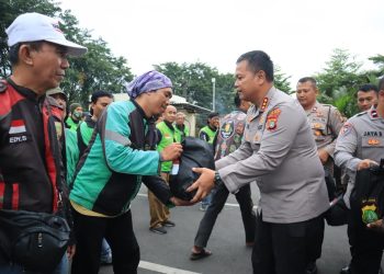 Jumat Berkah Polres Metro Bekasi Kota, 100 Paket Sembako Dibagikan untuk Ojol dan Warga