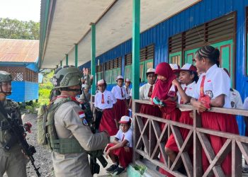 Satgas Ops Damai Cartenz Gelar Patroli Dialogis dan Sambang ke SDN Bale, Perkuat Kedekatan Humanis dengan Masyarakat