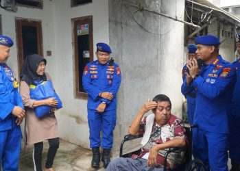 Ditpolairud PMJ Tebar Kepedulian di Pesisir Cilincing, Bantu Warga Stroke Lewat Kursi Roda