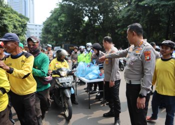 Jumat Peduli, Polda Metro Jaya Bagikan 350 Paket Sembako ke Ojol