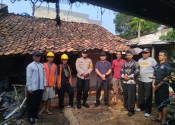 Bhabinkamtibmas Polsek Serpong Hadiri Program Bedah Rumah di Jelupang, Wujud Sinergi dan Kepedulian Sosial