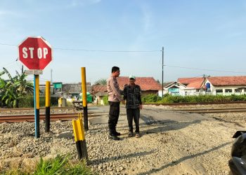 Polsek Cikarang Timur Lakukan Pemantauan Perlintasan Kereta Api Tanpa Palang Pintu di Desa Tanjungbaru