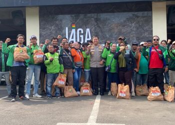 Wujud Polri Humanis, Polres Metro Bekasi Kota Bagikan Paket Sembako bagi Pengemudi Ojol