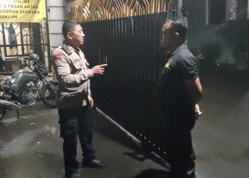 Antisipasi Kerawanan Menjelang Subuh, Bhabinkamtibmas Sambangi Pos Satpam Perumahan