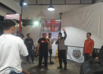 Kapolsek Bekasi barat Nobar bersama Seporter Persija di Warkop Babeh Bintara