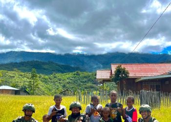 Jalin Keakraban dengan Warga, Satgas Ops Damai Cartenz Gelar Patroli Dialogis di Serambakon