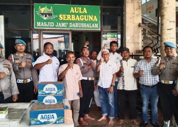 Anggota Propam Polres Jakpus Bagikan 200 Box Makanan dalam Program Jumat Berkah di Senen