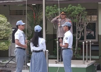 Polsek Medan Satria Laksanakan Pembinaan Kamtibmas Saat Upacara Bendera Di Sman 10 Kota Bekasi