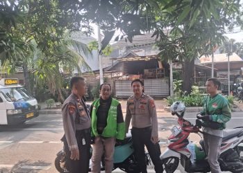 Personel Samapta Polsek Tebet Laksanakan Patroli Dialogis dan Sampaikan Imbauan Kamtibmas kepada Pengemudi Ojek Online
