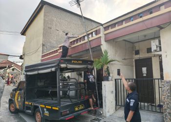 RESPON CEPAT CALL CENTER 110, POLSEK CIKARANG UTARA TANGANI PENGADUAN MONYET LEPAS DI PERMUKIMAN WARGA PASIR GOMBONG