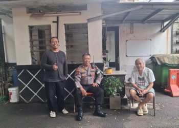 Personel Samapta Polsek Tebet Laksanakan Patroli Dialogis, Sambangi Security Perumahan Antisipasi Guantibmas