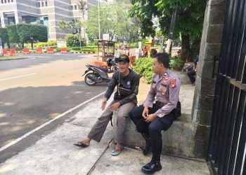 Personel Samapta Polsek Tebet Laksanakan Patroli Dialogis di Jl. Rasamala Raya