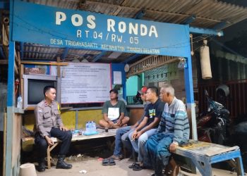 Jaga Bekasi On The Spot, Bhabinkamtibmas Sambangi Pos Kamling Desa Tridayasakti Perkuat Kamtibmas Warga