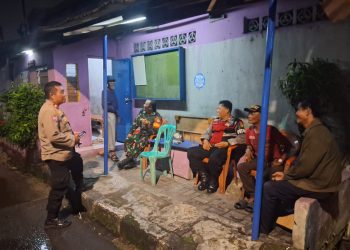 Personel Samapta Polsek Tebet Bersama Tiga Pilar Laksanakan Patroli Strong Point di Bukit Duri