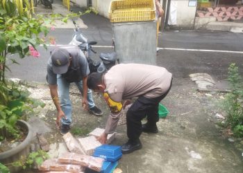 Humanis dan Sigap, Bhabinkamtibmas Bukit Duri Bantu Pedagang yang Dagangannya Berserakan di Jalan