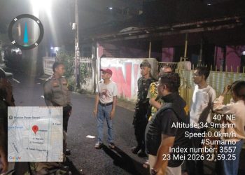 Jaga Lingkungan Tetap Aman, Polisi dan Warga RW 05 Tanah Tinggi Perkuat Satkamling Malam Hari