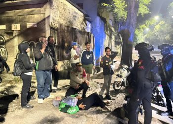Patroli Brimob PMJ dan Perintis Evakuasi Driver Ojol Kelelahan Saat Patroli Dini Hari di Jaktim