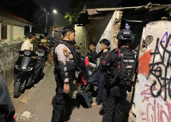 Patroli Brimob PMJ Dan Perintis Gagalkan Dugaan Tawuran di Cipinang Muara, Sajam dan Molotov Diamankan