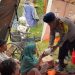 Brimob Metro Jaya Kerahkan 2 Unit Kendaraan Dapur Lapangan (Randurlap), Bagikan Bantuan Makanan untuk Korban Kebakaran Pasar Jiung