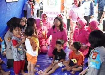 Bhayangkari Metro Jakpus Salurkan Bantuan dan Trauma Healing untuk Korban Kebakaran Pasar Jiung