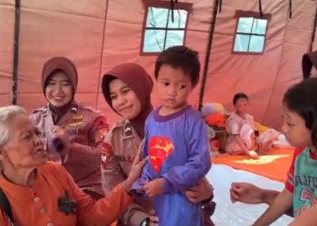 Polwan Brimob Polda Metro Jaya Berikan Trauma Healing untuk Anak-anak Korban Kebakaran Pasar Jiung Kemayoran