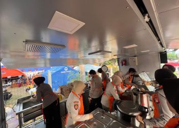 Ditpamobvit Polda Metro Bagikan 500 Boks Makanan untuk Korban Kebakaran Kemayoran
