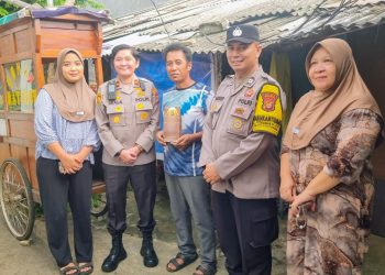 Wujud Kepedulian Polri, Kapolsek Pesanggrahan Kunjungi dan Berikan Tali Asih kepada Pedagang Siomay Korban Tabrak Lari