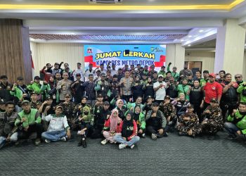 Perkuat Silaturahmi, Kapolres Metro Depok Bagikan Sembako ke Komunitas Ojol Lewat ‘Jumat Berkah Sabuk Kamtibmas