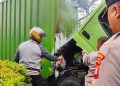 Truk Box Mendadak Terbakar di Dekat Pasar Tanah Tinggi, Personel Polres Metro Tangerang Kota Bergerak Cepat Selamatkan Sopir