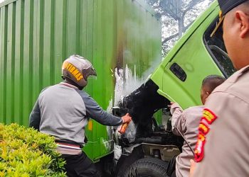 Truk Box Mendadak Terbakar di Dekat Pasar Tanah Tinggi, Personel Polres Metro Tangerang Kota Bergerak Cepat Selamatkan Sopir