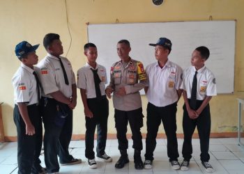 Police Goes To School, Bhabinkamtibmas Polsek Cikarang Barat Beri Binluh Cegah Tawuran dan Kenakalan Remaja di SMPN 4 Kalijaya
